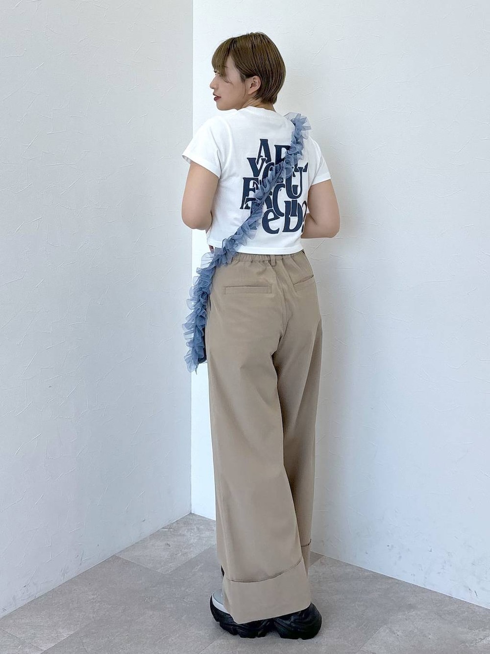 「体型カバー、きれいめ、ゆったり、休日コーデ、楽ちんコーデ、メンズライク、ストリート、カジュアル、PAGEBOY、骨格ウェーブ_PAGEBOY、イエベ春_PAGEBOY、アクティブキュート_PAGEBOY、Tシャツ、パンツ、厚底シューズ」｜「Anuiの【UNISEX/3サイズ展開】パズルロゴTシャツ（Tシャツ/カットソー、ホワイト系）」を使った、moeさん（レディース・158cm）の夏コーディネートの4枚目の写真