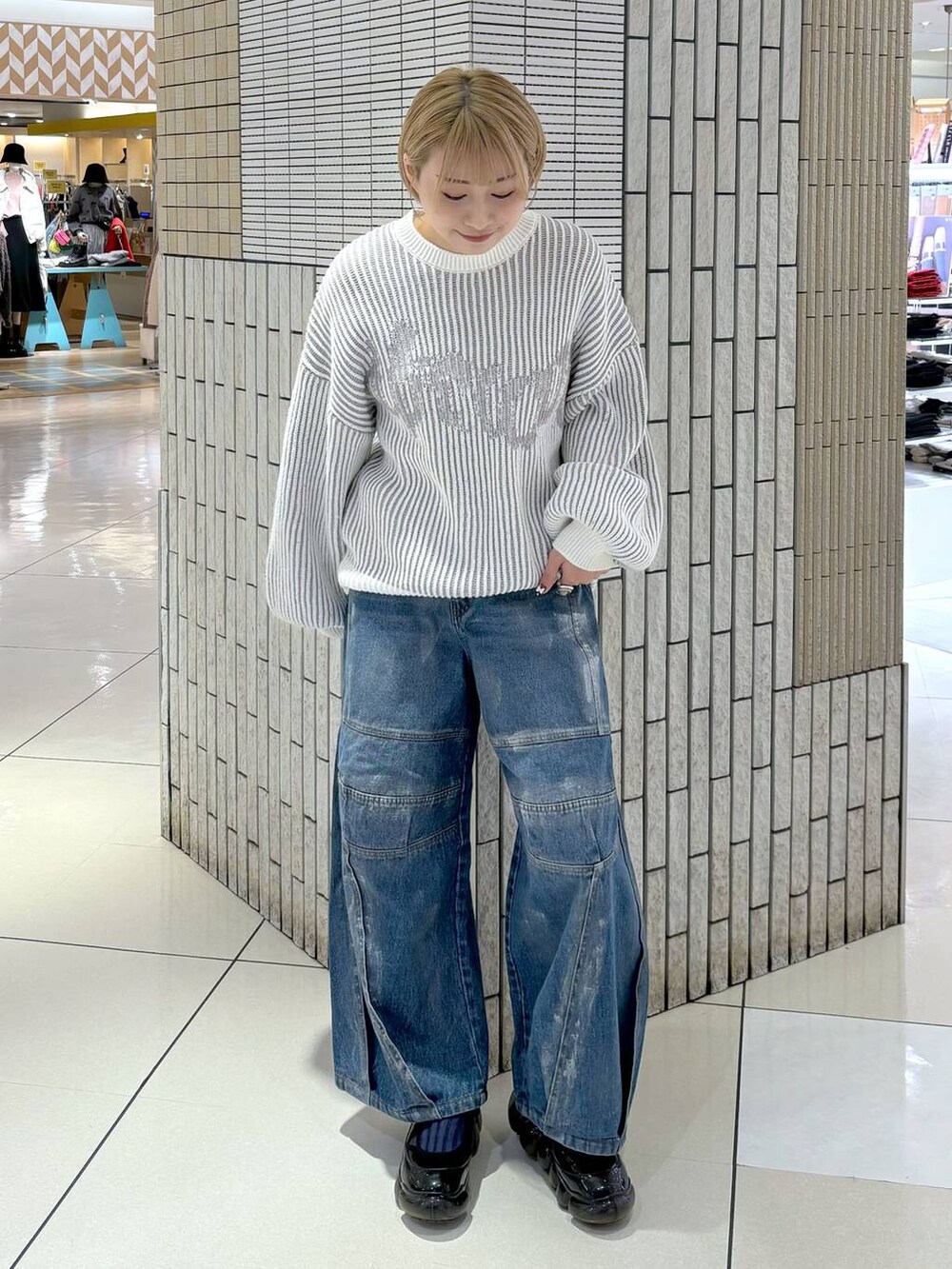 ブルー系のデニムパンツ、ホワイト系のニット/セーターを着用したレディースの冬コーディネートの3枚目の写真