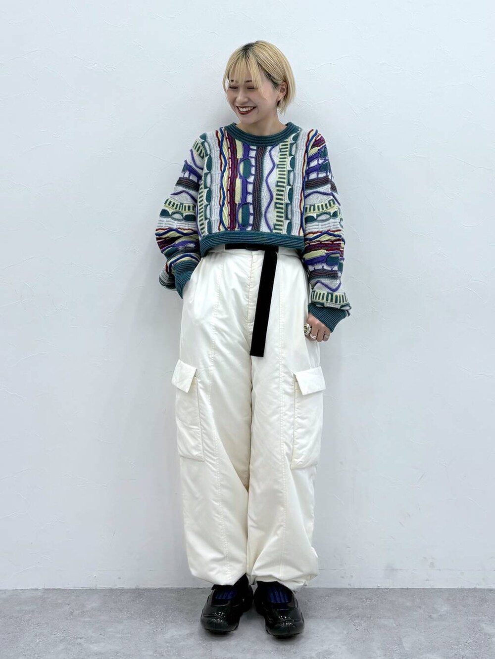 ホワイト系のカーゴパンツ、グレー系のニット/セーターを着用したレディースの冬コーディネートの2枚目の写真