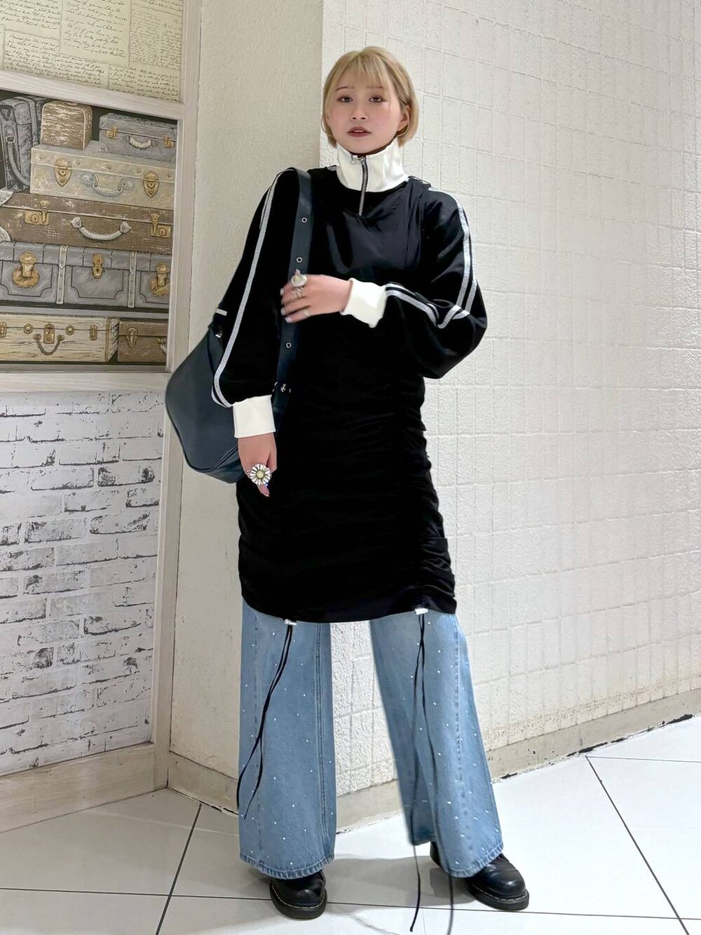 ブラック系のワンピース、ブルー系のショルダーバッグ、ブラック系のジャージを着用したレディースの冬コーディネートの2枚目の写真