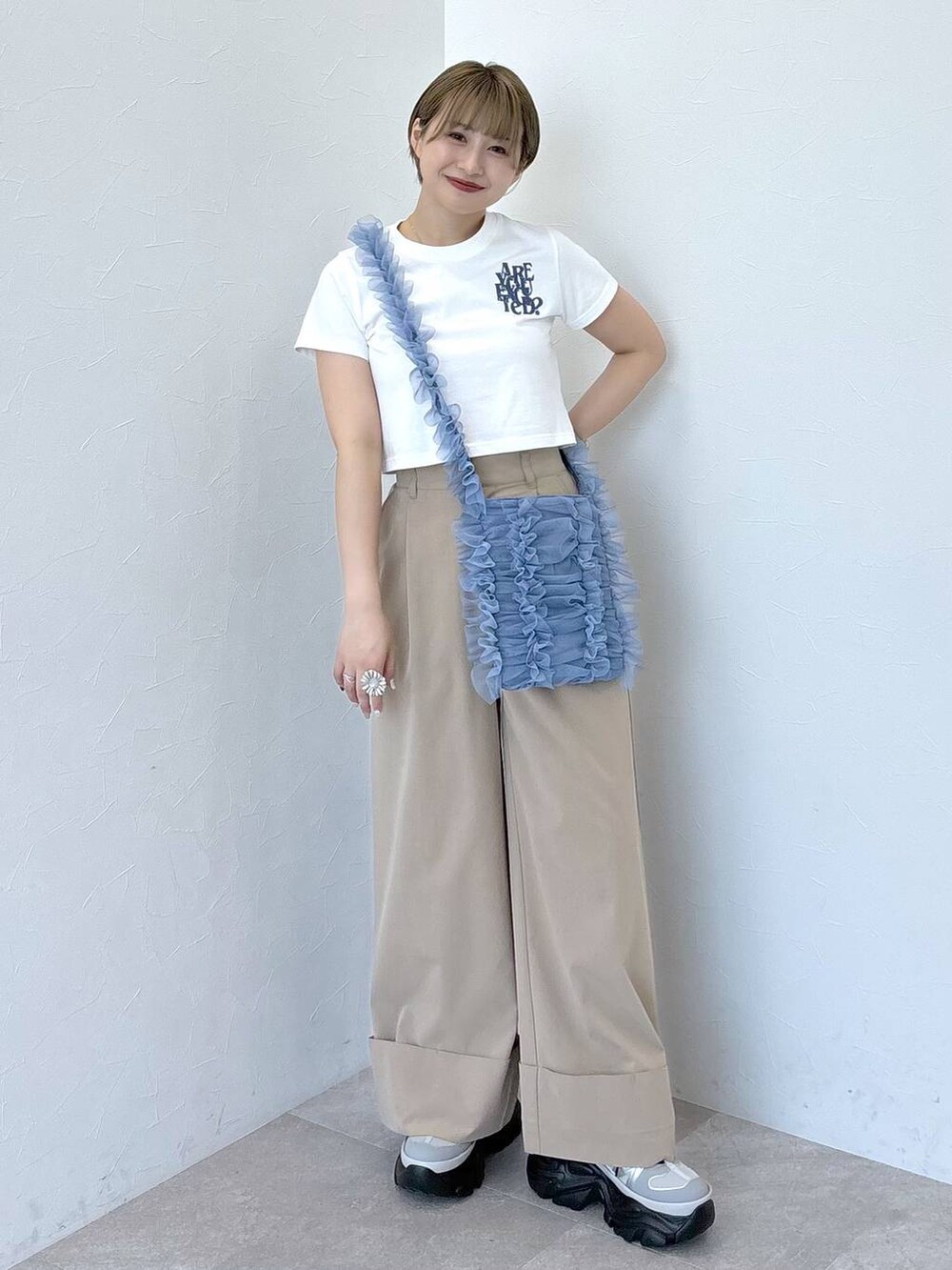「体型カバー、きれいめ、ゆったり、休日コーデ、楽ちんコーデ、メンズライク、ストリート、カジュアル、PAGEBOY、骨格ウェーブ_PAGEBOY、イエベ春_PAGEBOY、アクティブキュート_PAGEBOY、Tシャツ、パンツ、厚底シューズ」｜「Anuiの【UNISEX/3サイズ展開】パズルロゴTシャツ（Tシャツ/カットソー、ホワイト系）」を使った、moeさん（レディース・158cm）の夏コーディネートの2枚目の写真
