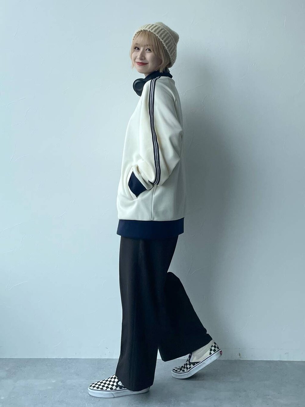 「楽ちんコーデ、休日コーデ、体型カバー、きれいめ、ゆったり、アクティブキュート_PAGEBOY、PAGEBOY、骨格ウェーブ_PAGEBOY、イエベ春_PAGEBOY、カジュアル、ストリート、メンズライク、PAGEBOYLIM、ニット帽、スラックス」｜「PBLIMのPAGEBOYLIM/ニットバケハ（ハット、ベージュ系）」を使った、moeさん（レディース・158cm）の夏コーディネートの4枚目の写真