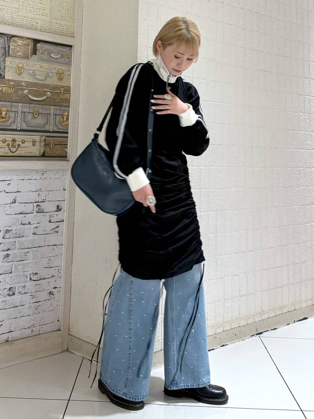 ブラック系のワンピース、ブルー系のショルダーバッグ、ブラック系のジャージを着用したレディースの冬コーディネートの5枚目の写真