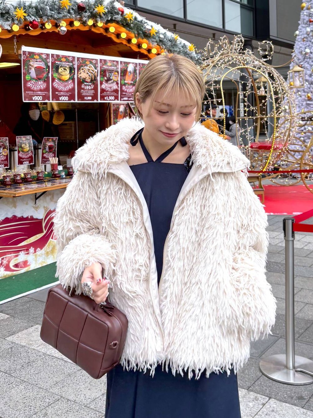 ベージュ系のブルゾンを着用したレディースの冬コーディネートの3枚目の写真