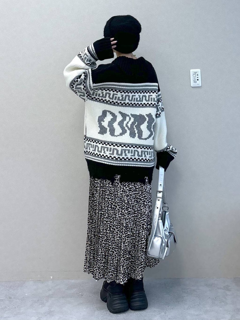 シルバー系のショルダーバッグ、ブラック系のブーツ、ブラック系のカーディガン/ボレロを着用したレディースの秋コーディネートの3枚目の写真