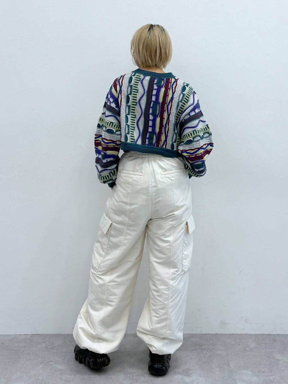 ホワイト系のカーゴパンツ、グレー系のニット/セーターを着用したレディースの冬コーディネートの3枚目の写真