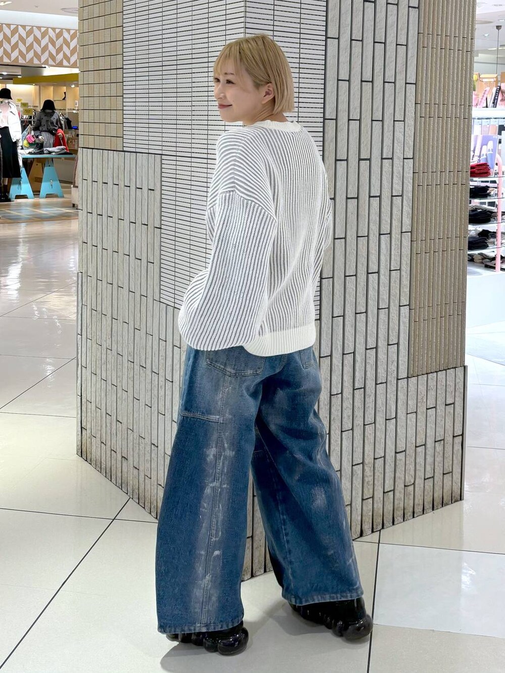 ブルー系のデニムパンツ、ホワイト系のニット/セーターを着用したレディースの冬コーディネートの4枚目の写真