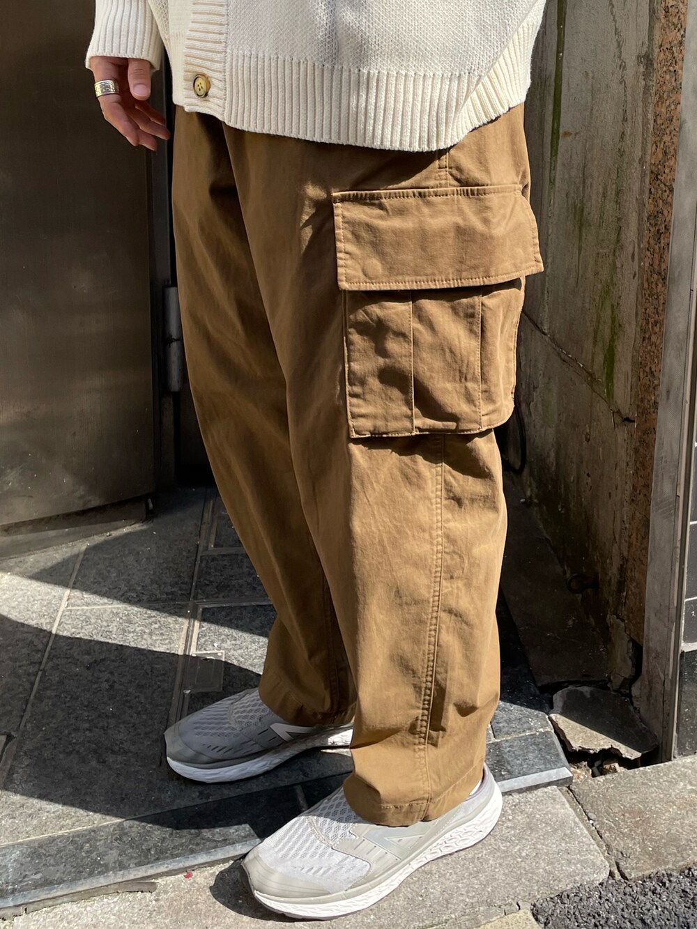 ブラウン系のカーゴパンツ、ホワイト系のカーディガン/ボレロ、ホワイト系のカーディガン/ボレロを着用したメンズの秋コーディネートの3枚目の写真