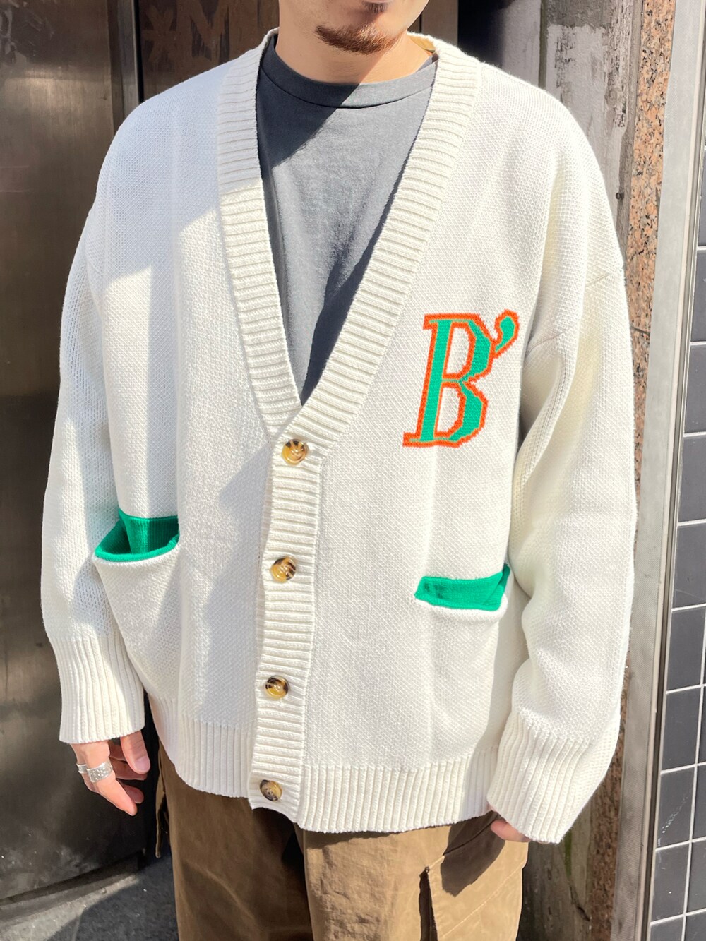 ブラウン系のカーゴパンツ、ホワイト系のカーディガン/ボレロ、ホワイト系のカーディガン/ボレロを着用したメンズの秋コーディネートの2枚目の写真