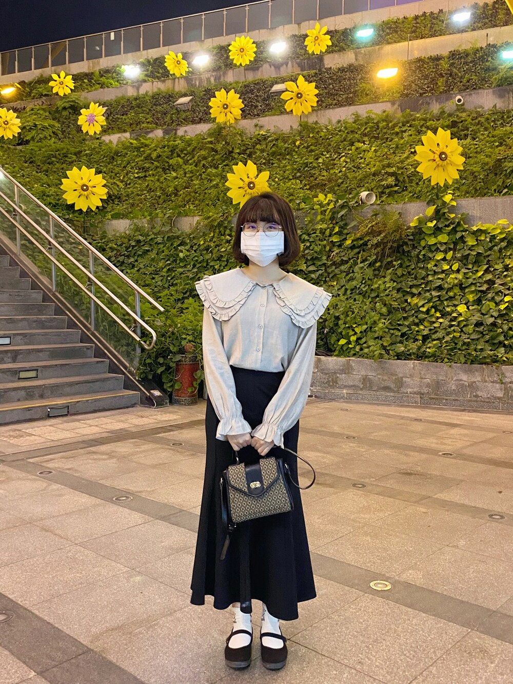「お出かけコーデ日記、ブラウス、グリーン、マーメイド、マーメイドスカート、大人コーデ、カジュアル、休日スタイル、楽チンコーデ、プチプラコーデ、ラクチンコーデ、オトナカジュアル、お洒落さんとつながりたい、おしゃれさんと繋がりたい、いいね、save、フォローお願いします🤑」｜「GUのアイテム（スカート、ブラック系）」を使った、シシ🌼さん（レディース・153cm）の春コーディネートの3枚目の写真