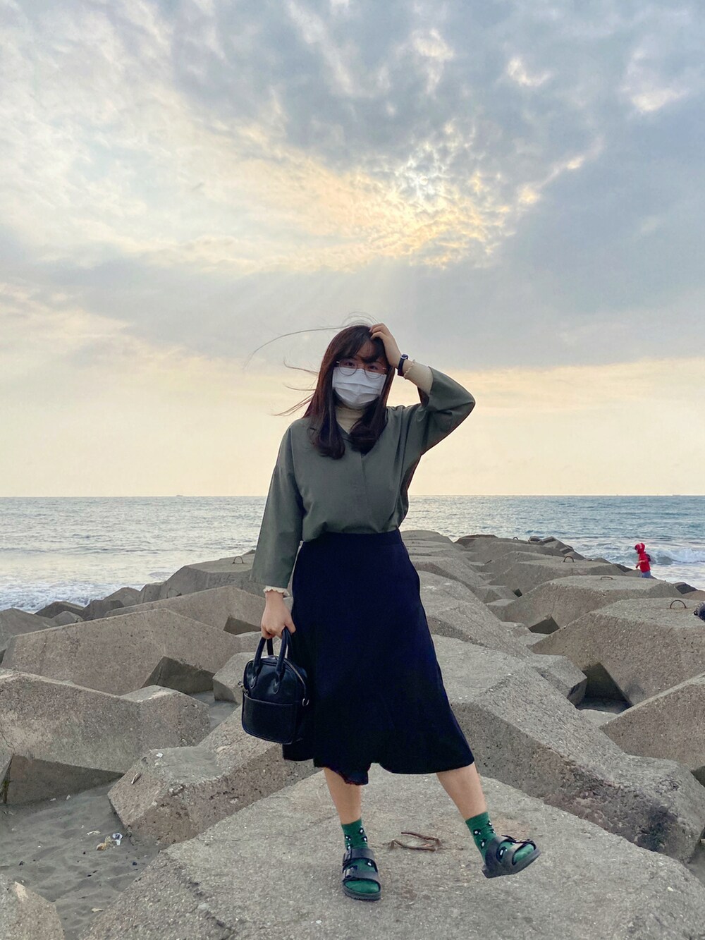 「春服デビュー宣言、春アウター、休日コーデ、オトナ女子、オトナカワイイ、グリーン、カラーコーデ、ブラックコーデ、おでかけコーデ、カジュアルコーデ、スカートスタイル、私の推しブランド、お洒落さんとつながりたい、おしゃれさんと繋がりたい、いいね、save、フォローお願いします🤑」｜「Crispの2wayスクエアミニバッグ（ハンドバッグ、ブラック系）」を使った、シシ🌼さん（レディース・153cm）の春コーディネートの2枚目の写真