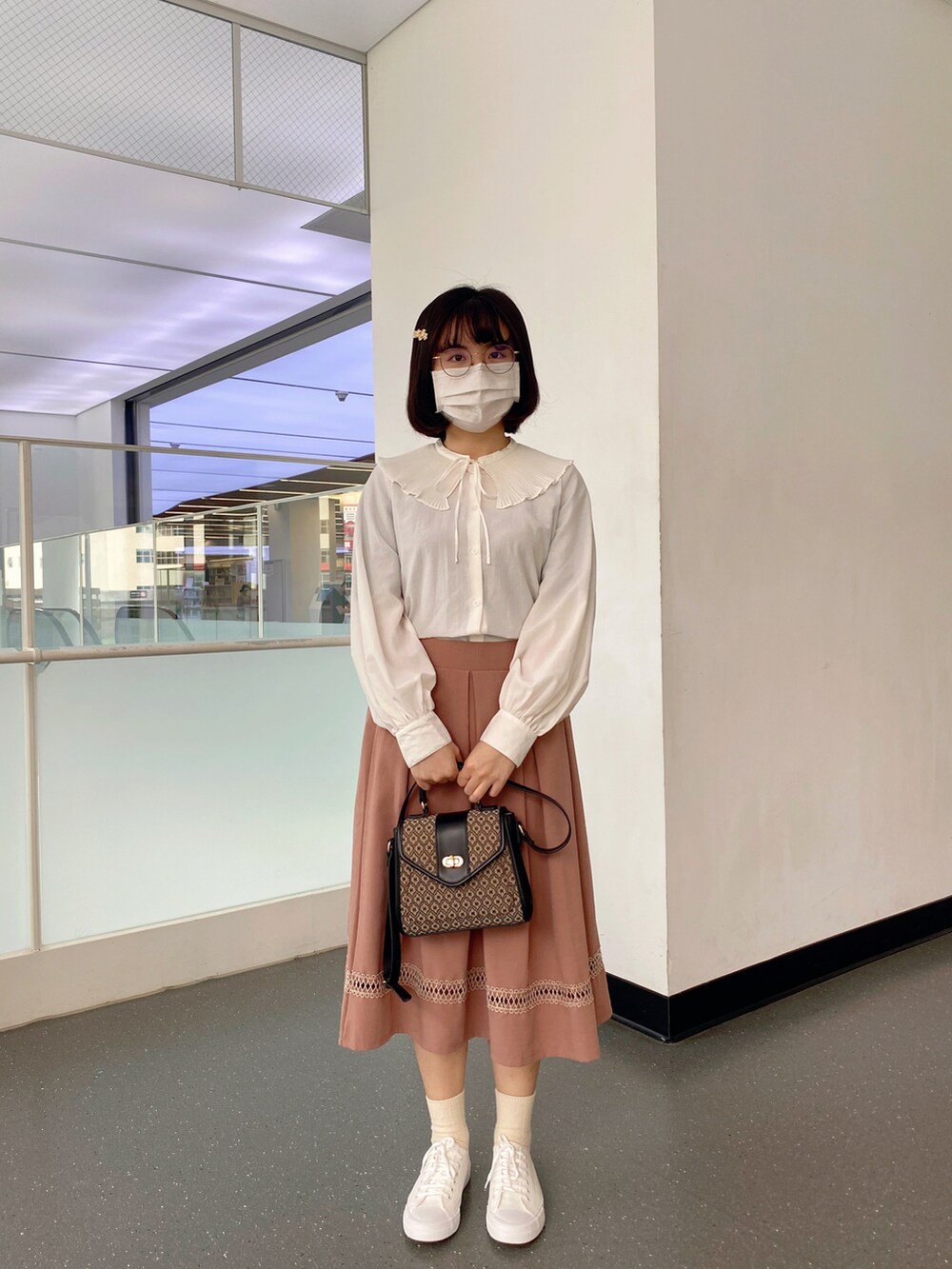 「フリル、ピンク、オレンジ、休日コーデ、カジュアル、白スニーカー、着回しコーデ、フリルブラウス、オトナカワイイ、大人カジュアル、オトナカジュアル、プリーツスカート、おしゃれさんと繋がりたい、お洒落さんとつながりたい、いいね、save、フォローお願いします🤑」｜「GUのアイテム（トップス、ホワイト系）」を使った、シシ🌼さん（レディース・153cm）の春コーディネートの2枚目の写真