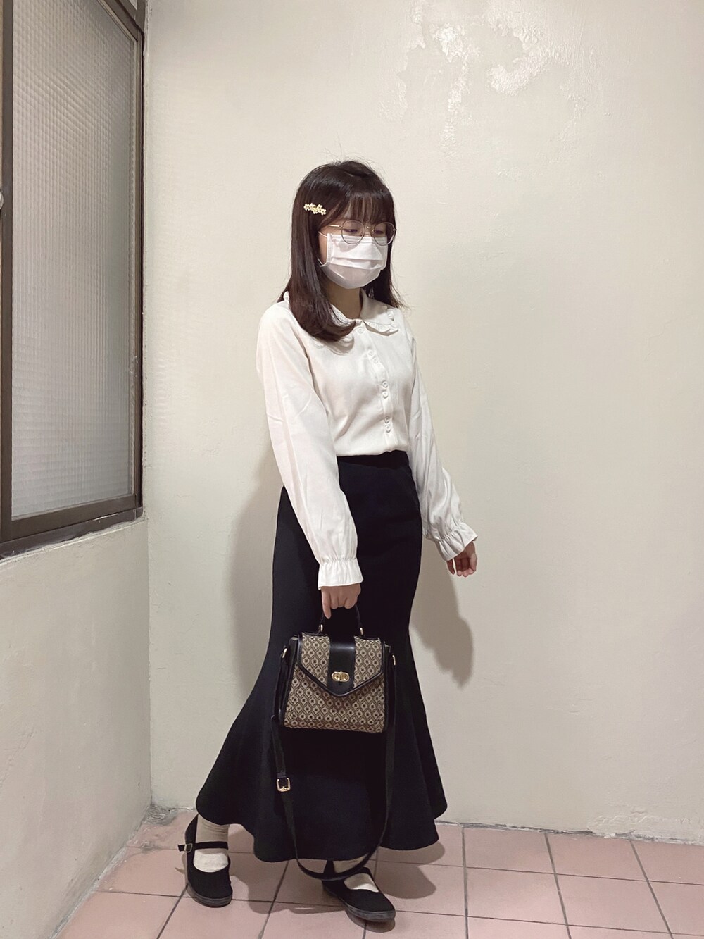 「秋冬コーデ、ゆるコーデ、シンプルコーデ、お出かけコーデ、マーメイド、マーメイドスカート、シャツスタイル、大人コーデ、大人ガーリー、オトナ女子、オトナカワイイ、オトナカジュアル、おしゃれさんと繋がりたい、お洒落さんとつながりたい、いいね、save、フォローお願いします🤑」｜「GUのアイテム（スカート、ブラック系）」を使った、シシ🌼さん（レディース・153cm）の冬コーディネートの2枚目の写真
