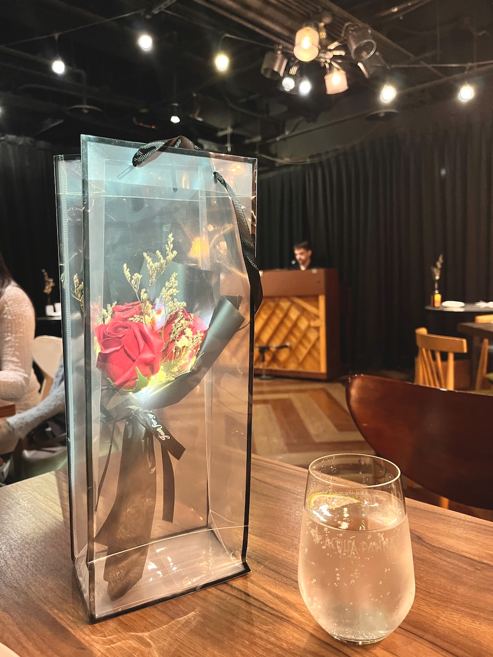 ブルー系のTシャツ/カットソー、ブラック系のワンピース、ベージュ系のトップスを着用したレディースの冬コーディネートの4枚目の写真