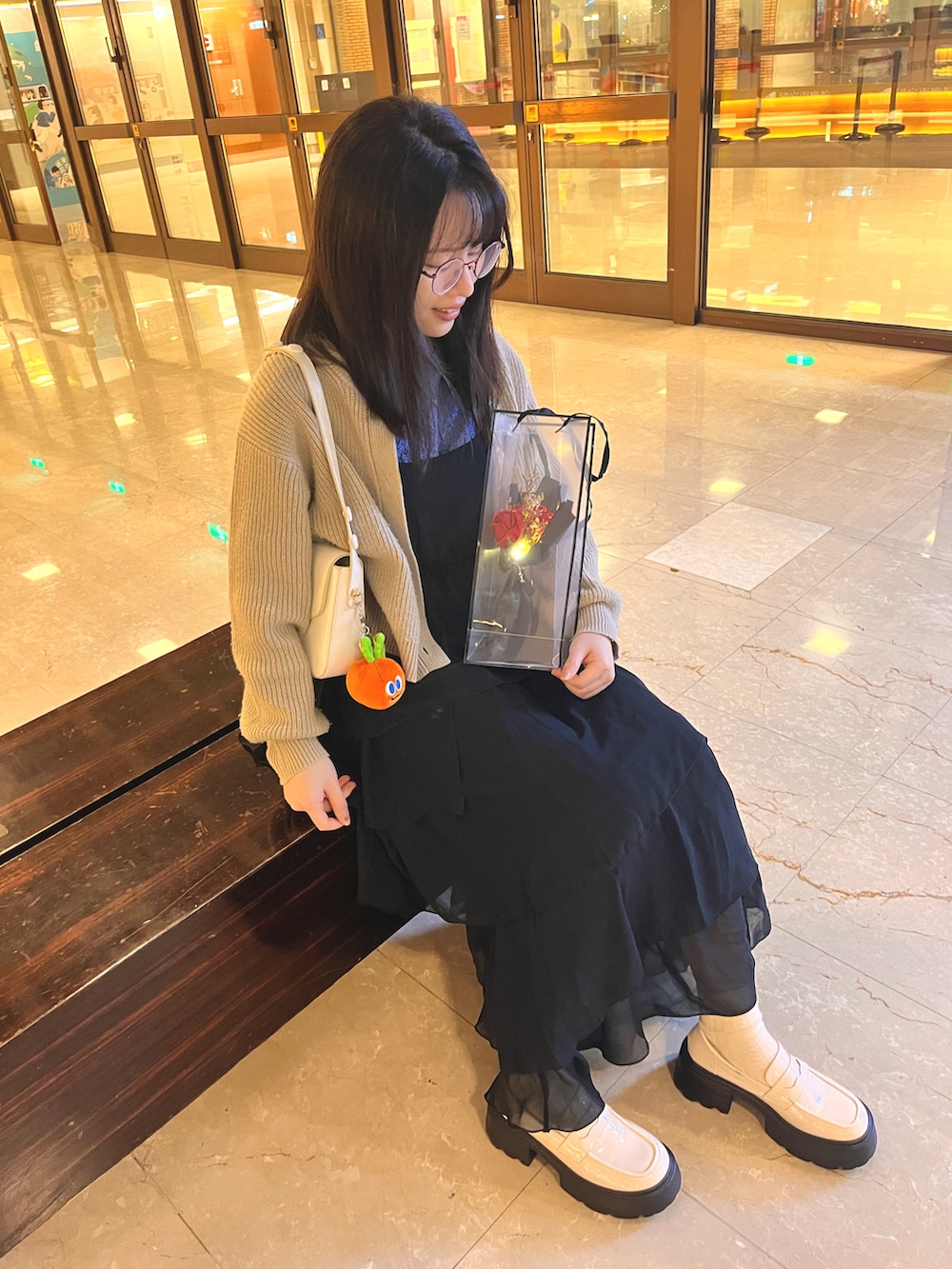 ブルー系のTシャツ/カットソー、ブラック系のワンピース、ベージュ系のトップスを着用したレディースの冬コーディネートの3枚目の写真