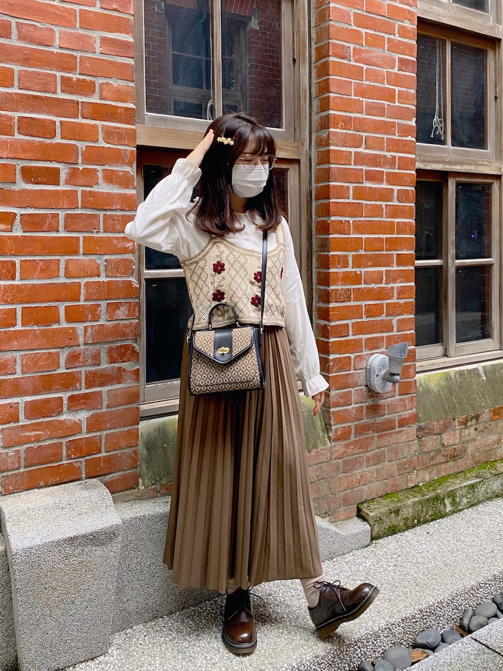 「秋コーデ、冬のコーデ、ブラウン、ブラウンコーデ、シャツスタイル、プリーツスカート、オトナ女子、大人かわいい、大人カジュアル、オトナカジュアル、おしゃれさんと繋がりたい、お洒落さんとつながりたい、いいね、save、フォローお願いします🤑、マイベストコーデ2022、クリスマスに着たい服」｜「MOUSSYのMONOGRAM MINI SHOULDER バッグ（ショルダーバッグ、ブラウン系）」を使った、シシ🌼さん（レディース・153cm）の冬コーディネートの2枚目の写真