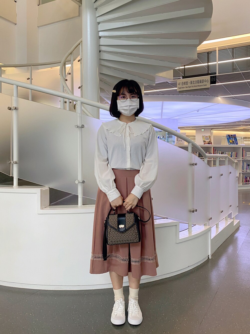 「フリル、ピンク、オレンジ、休日コーデ、カジュアル、白スニーカー、着回しコーデ、フリルブラウス、オトナカワイイ、大人カジュアル、オトナカジュアル、プリーツスカート、おしゃれさんと繋がりたい、お洒落さんとつながりたい、いいね、save、フォローお願いします🤑」｜「GUのアイテム（トップス、ホワイト系）」を使った、シシ🌼さん（レディース・153cm）の春コーディネートの3枚目の写真