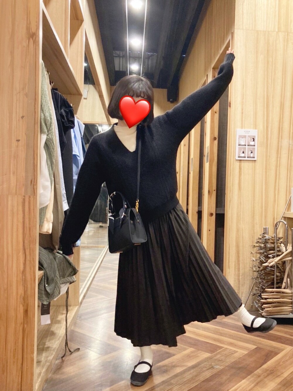 「ブラック、ブラックコーデ、シンプルスタイル、プリーツスカート、プリーツ、オトナ女子、スウェット、ニット、ootd、大人カジュアル、カジュアルコーデ、オトナカジュアル、おしゃれさんと繋がりたい、お洒落さんとつながりたい、いいね、save、フォローお願いします🤑」｜「no brandのアイテム（スカート、ブラウン系）」を使った、シシ🌼さん（レディース・153cm）の春コーディネートの2枚目の写真
