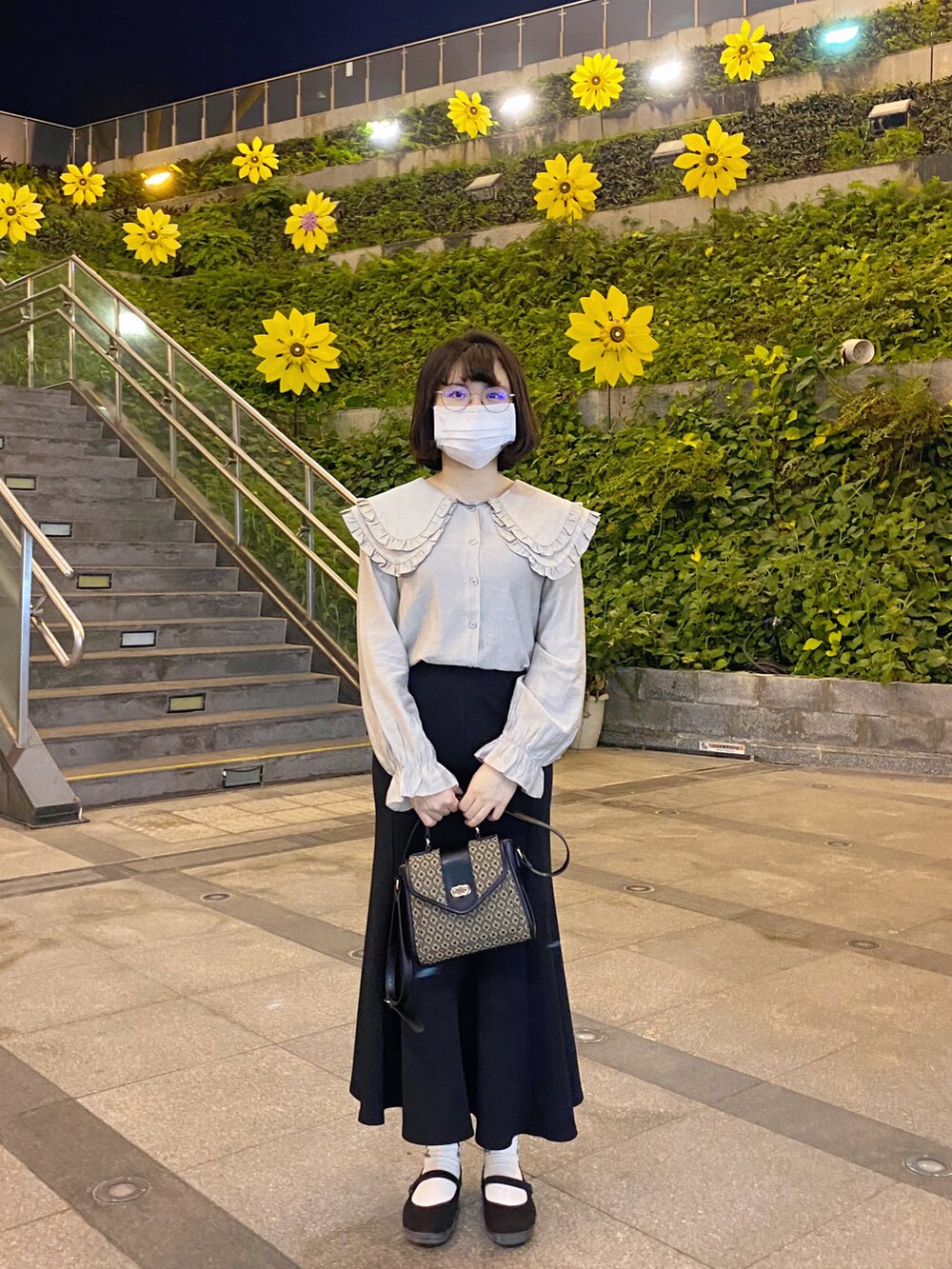「お出かけコーデ日記、ブラウス、グリーン、マーメイド、マーメイドスカート、大人コーデ、カジュアル、休日スタイル、楽チンコーデ、プチプラコーデ、ラクチンコーデ、オトナカジュアル、お洒落さんとつながりたい、おしゃれさんと繋がりたい、いいね、save、フォローお願いします🤑」｜「GUのアイテム（スカート、ブラック系）」を使った、シシ🌼さん（レディース・153cm）の春コーディネートの2枚目の写真