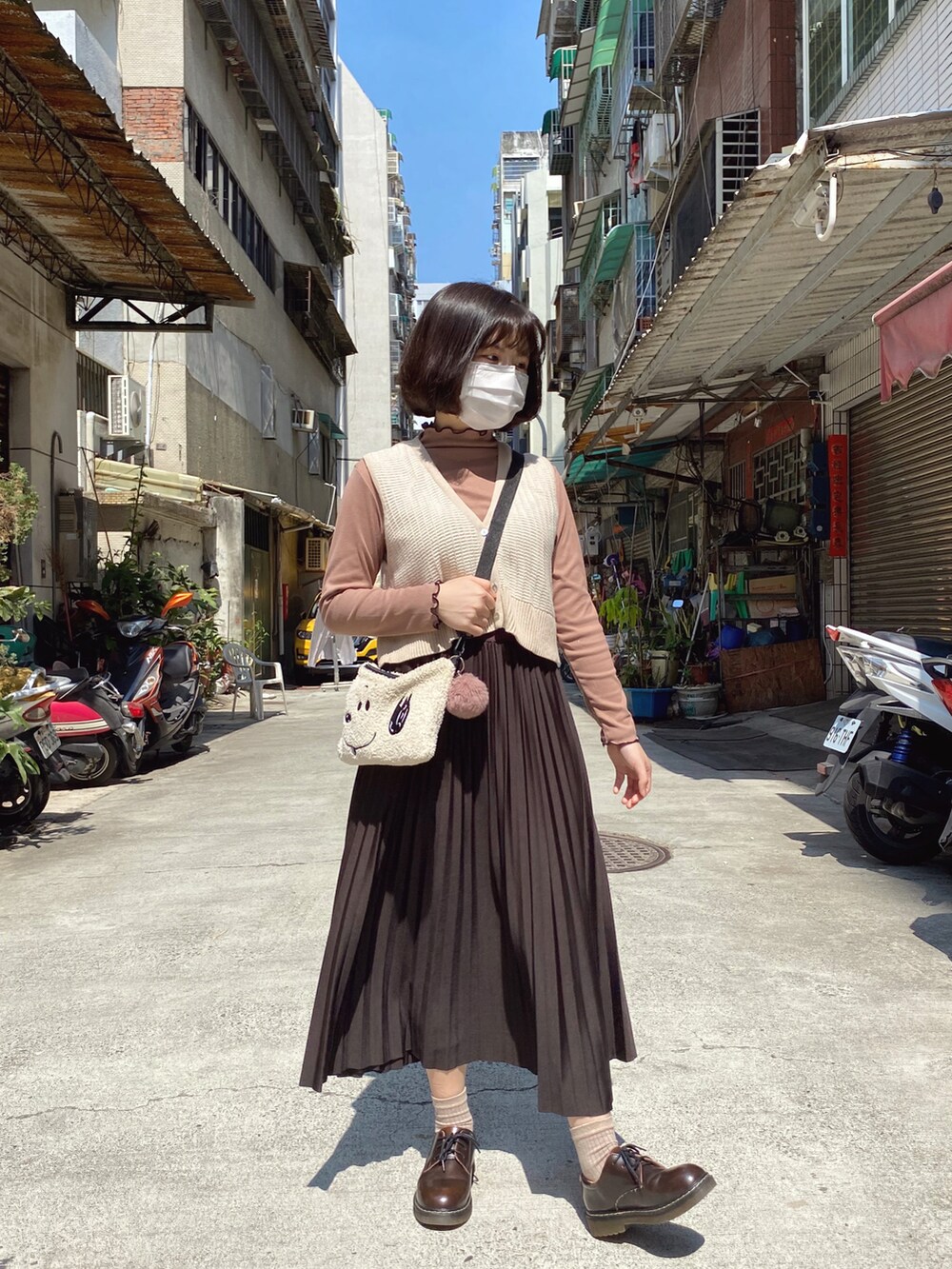 「着回しコーデ、オトナ女子、大人ガーリー、大人かわいい、大人カジュアル、シンプルコーデ、ベスト、ブラウン、プリーツ、プリーツスカート、カジュアルコーデ、きれいめカジュアル、お洒落さんとつながりたい、おしゃれさんと繋がりたい、いいね、save、フォローお願いします🤑」｜「no brandのアイテム（シューズ、ブラウン系）」を使った、シシ🌼さん（レディース・153cm）の夏コーディネートの2枚目の写真