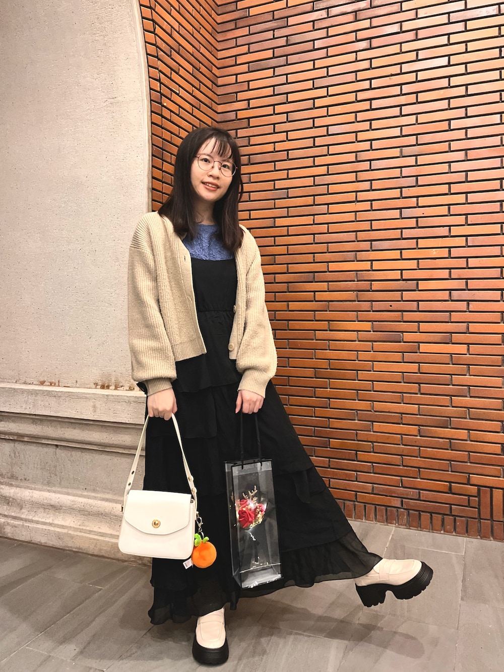 ブルー系のTシャツ/カットソー、ブラック系のワンピース、ベージュ系のトップスを着用したレディースの冬コーディネートの2枚目の写真