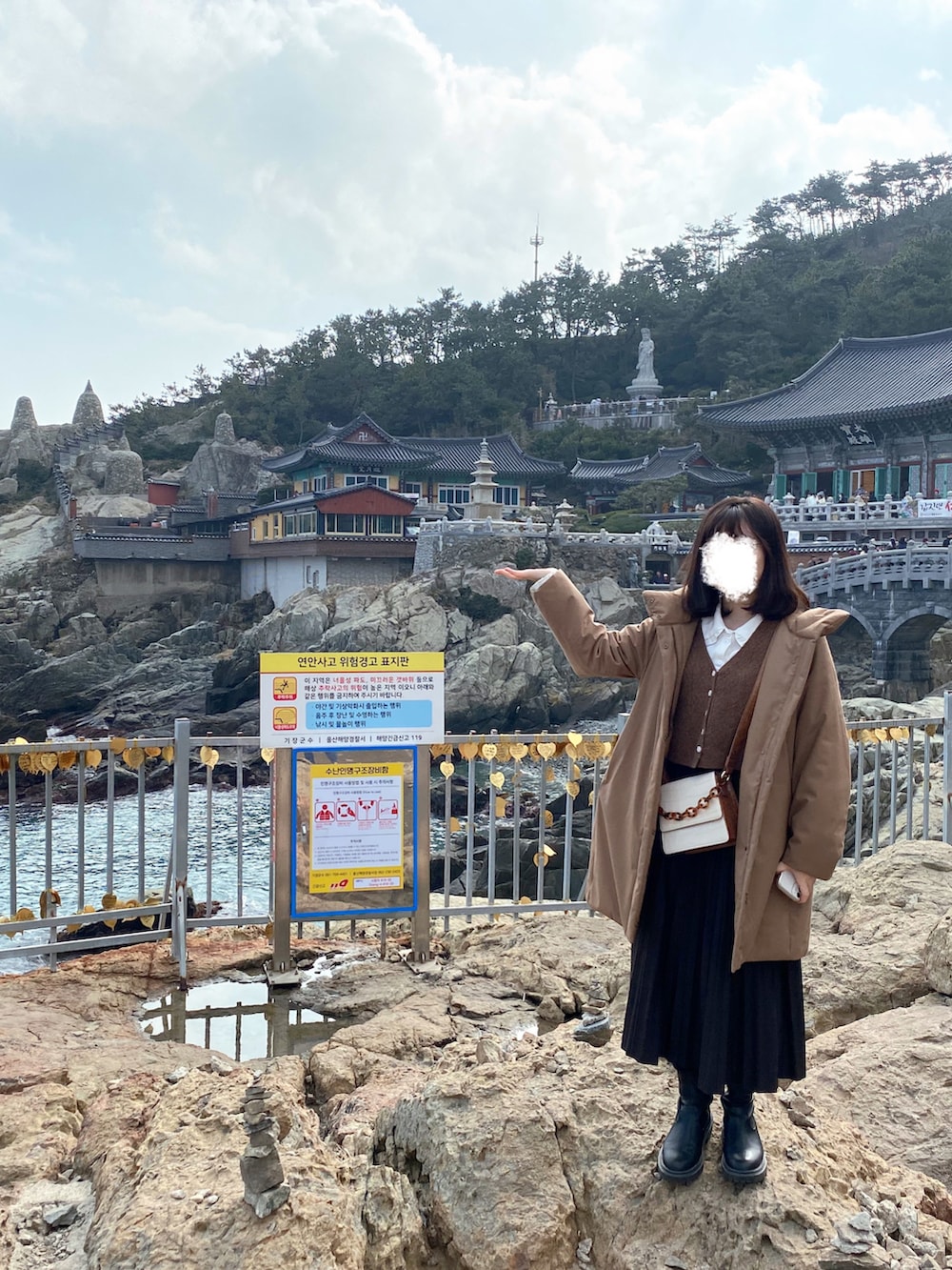 「カジュアルコーデ、シャツスタイル、休日スタイル、大人女子、ブーツ、ベスト、ブラウン、フリース、冬コーデ、釜山、韓国ファッション、オトナカワイイ、オトナカジュアル、大人カジュアル、いいね、save、フォローお願いします🤑」｜「UNIQLOのハイブリッドダウンコクーンコート（その他アウター、ブラウン系）」を使った、シシ🌼さん（レディース・153cm）の冬コーディネートの3枚目の写真