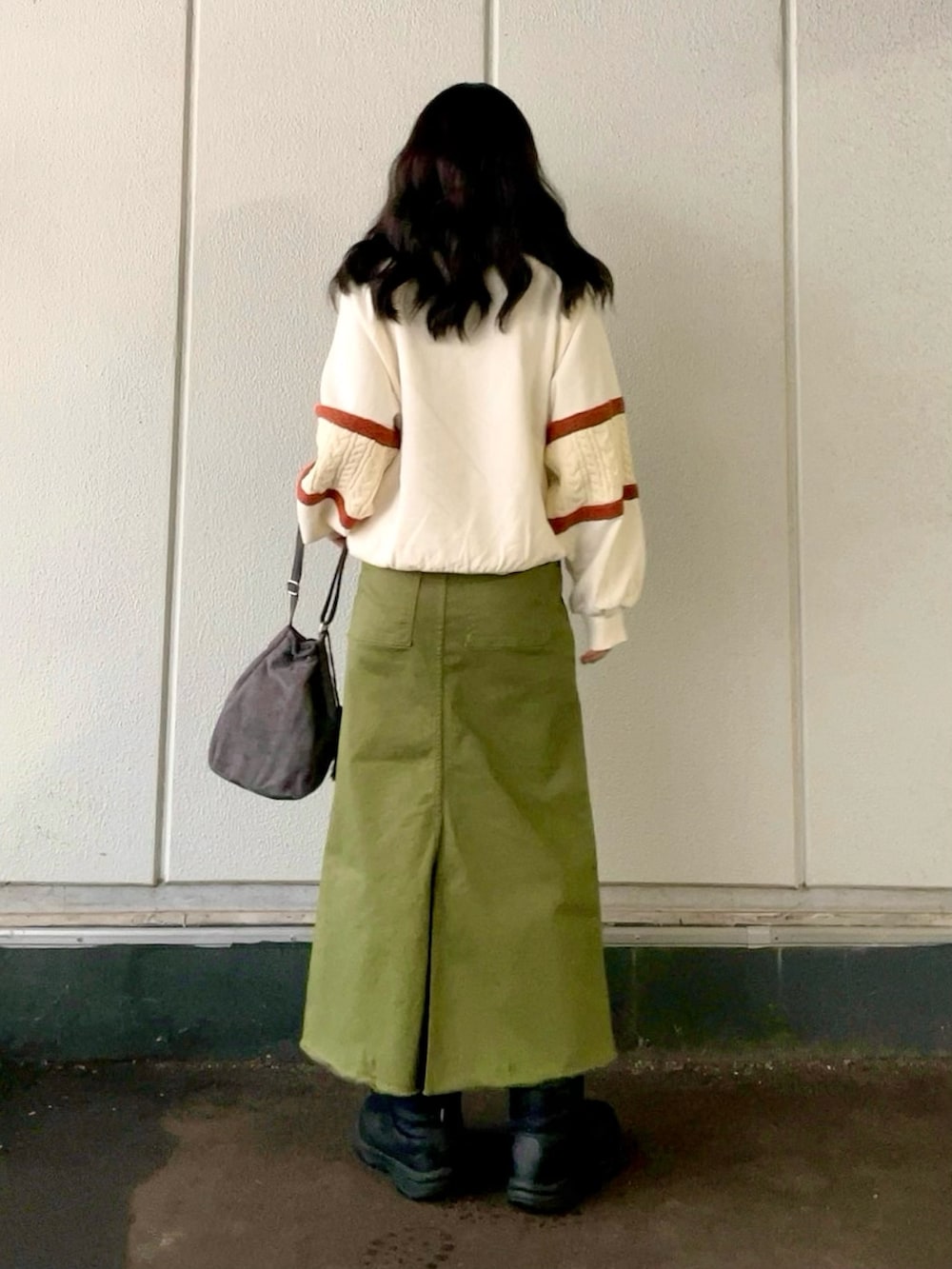 ホワイト系のスウェット、グリーン系のスカート、グレー系のショルダーバッグを着用したレディースの冬コーディネートの3枚目の写真