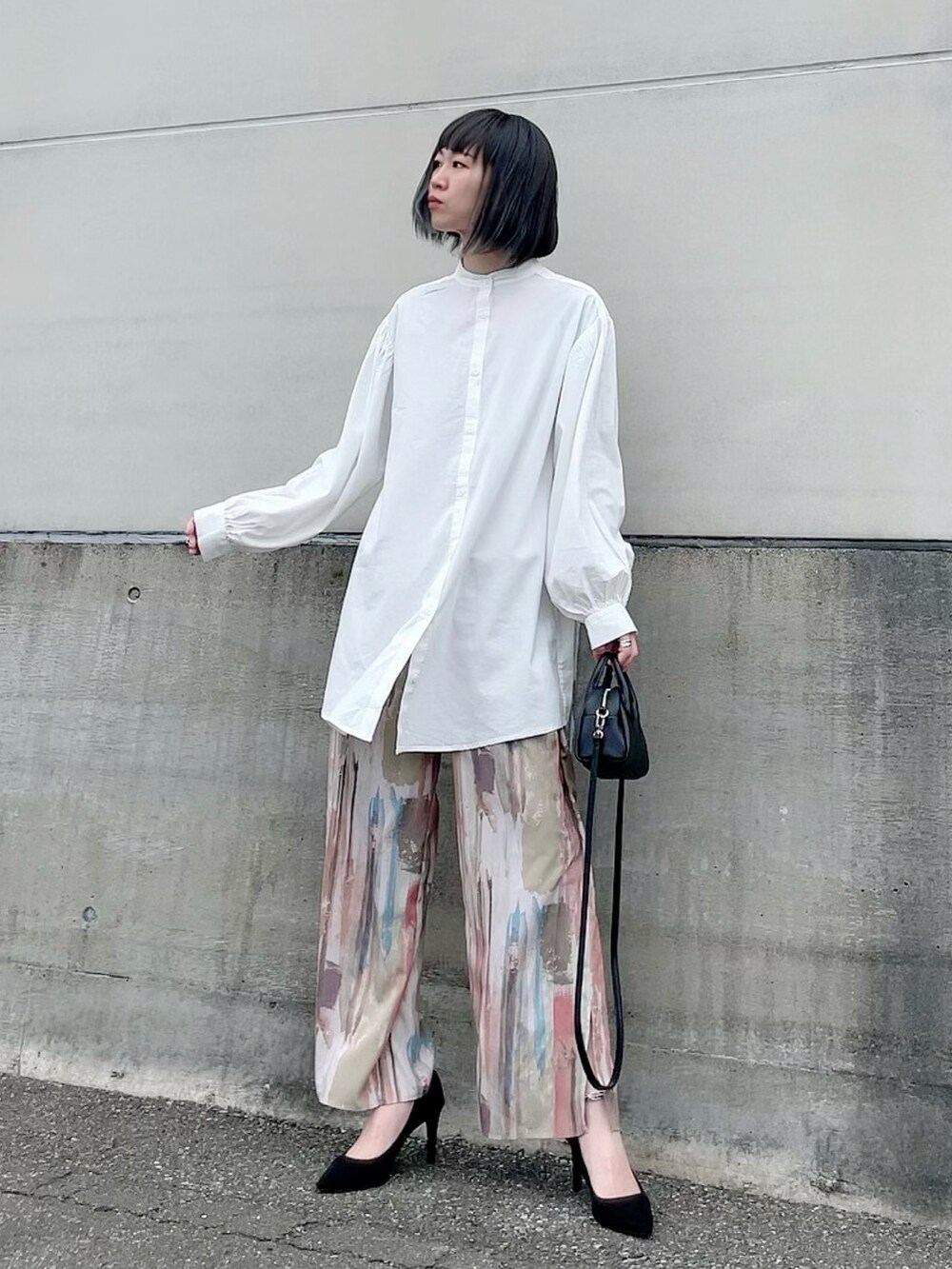 ホワイト系のシャツ/ブラウス、グリーン系のその他パンツ、ブラック系のボストンバッグを着用したレディースの春コーディネートの2枚目の写真