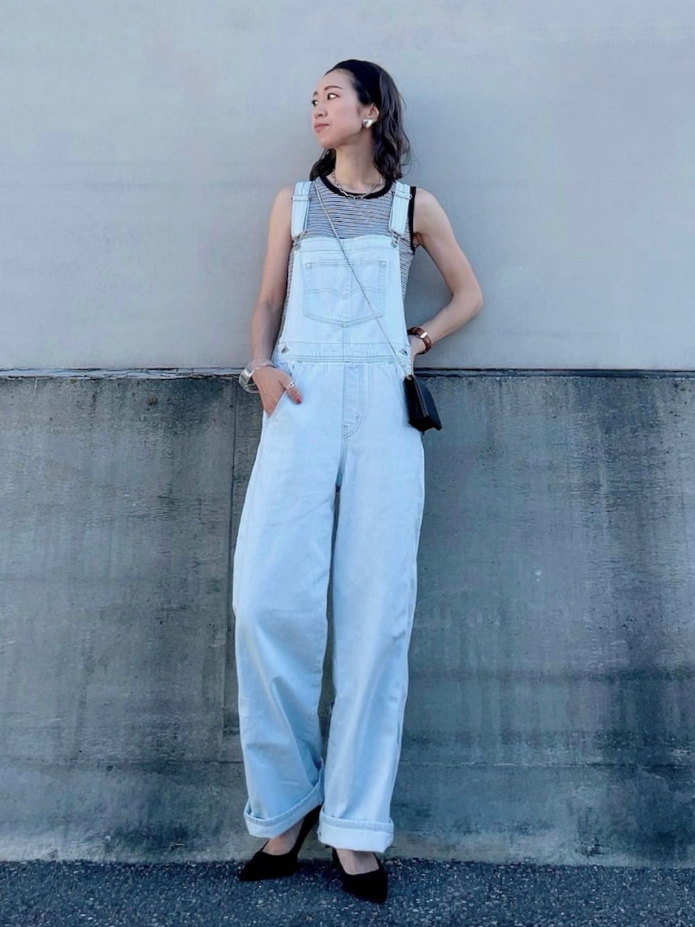 「休日スタイル、オーバーオール、サロペット、デニム、Levi's、タンクトップ、ボーダー、大人カジュアル、アメカジ、シンプルコーデ」｜「Levi'sのLevi's/リーバイス SILVERTAB オーバーオール HOME SWEET HOME（サロペット/オーバーオール、ブルー系）」を使った、よしださん（レディース・169cm）の夏コーディネートの3枚目の写真