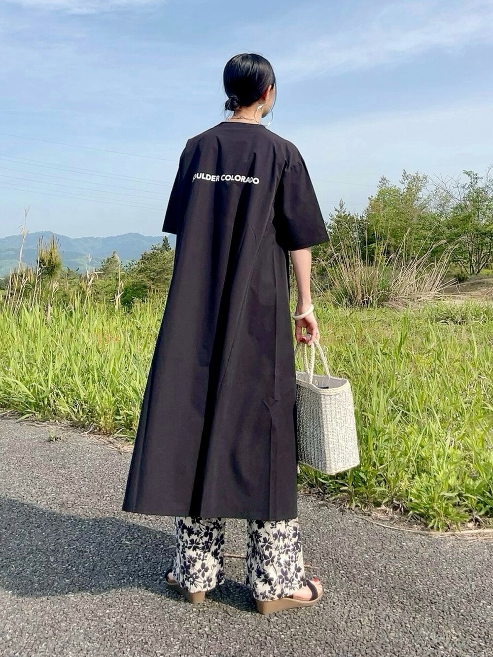 ブラック系のワンピース、ベージュ系のその他パンツ、シルバー系のかごバッグを着用したレディースの夏コーディネートの3枚目の写真