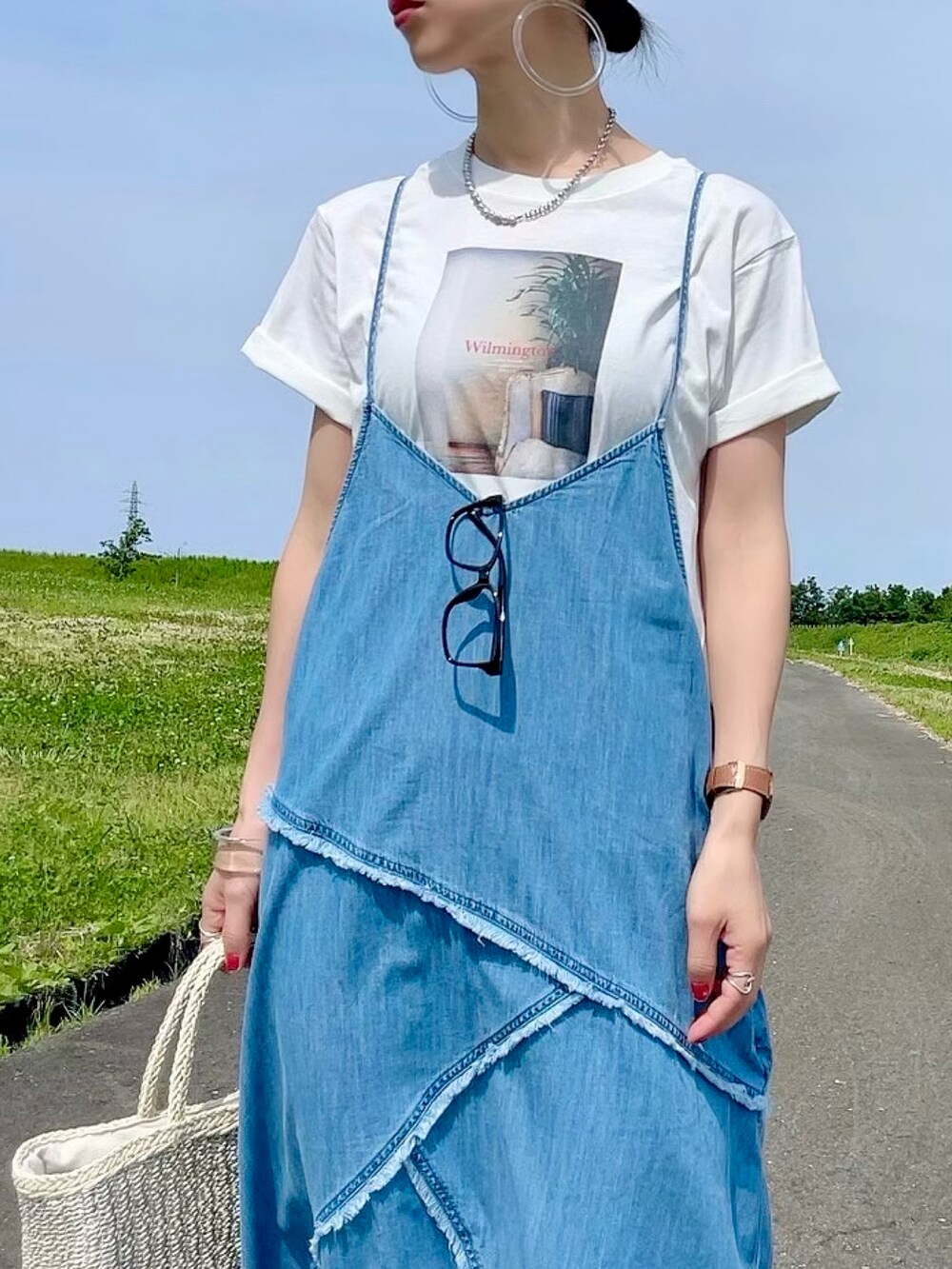 「夏だ！Tシャツ着よう！、レイヤードスタイル、夏コーデ、フェスコーデ、サンダル、デニム、フォトT、淡色コーデ、アウトドアスタイル、ワンピース」｜「Right-onのフォトプリント半袖Ｔシャツ（Tシャツ/カットソー、ホワイト系）」を使った、よしださん（レディース・169cm）の夏コーディネートの4枚目の写真
