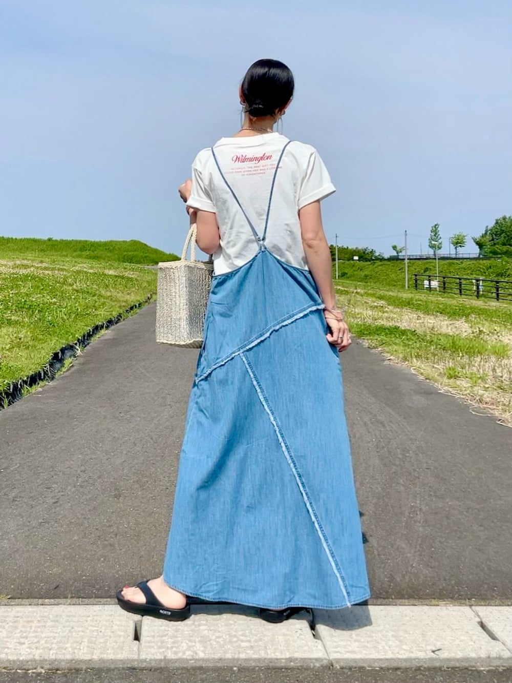 「夏だ！Tシャツ着よう！、レイヤードスタイル、夏コーデ、フェスコーデ、サンダル、デニム、フォトT、淡色コーデ、アウトドアスタイル、ワンピース」｜「Right-onのフォトプリント半袖Ｔシャツ（Tシャツ/カットソー、ホワイト系）」を使った、よしださん（レディース・169cm）の夏コーディネートの3枚目の写真