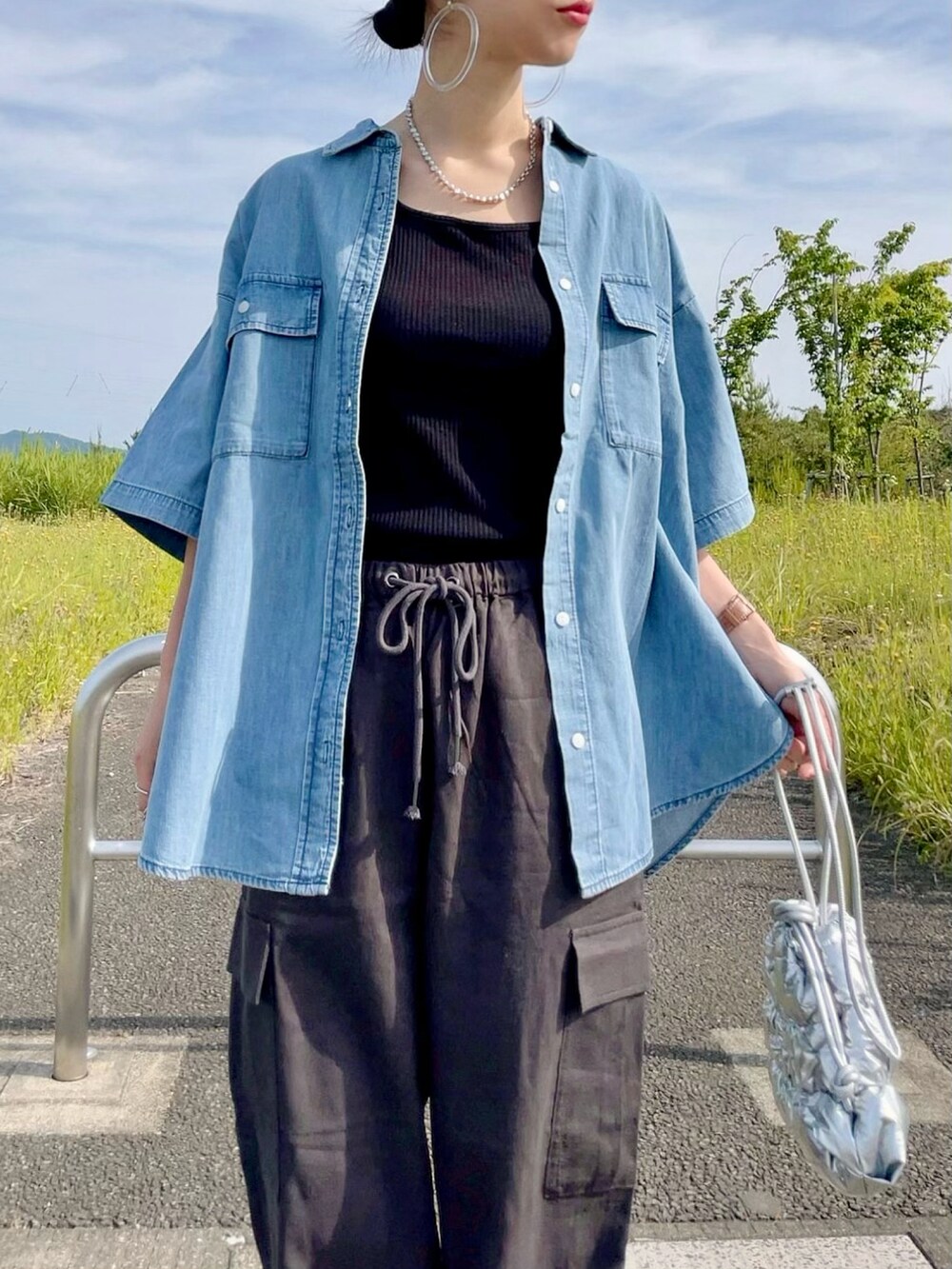 「プチプラ、夏コーデ、シャツ好き集まれ、シャツスタイル、ビッグシルエット、カーゴパンツ、サンダル、シンプルコーデ、アウトドアスタイル、お出かけコーデ、休日スタイル、デニム」|「BACK NUMBERの【BACK NUMBER】ライトオンスデニム半袖ビッグシャツ(シャツ/ブラウス、ブルー系)」を使った、よしださん(レディース・169cm)の夏コーディネートの3枚目の写真