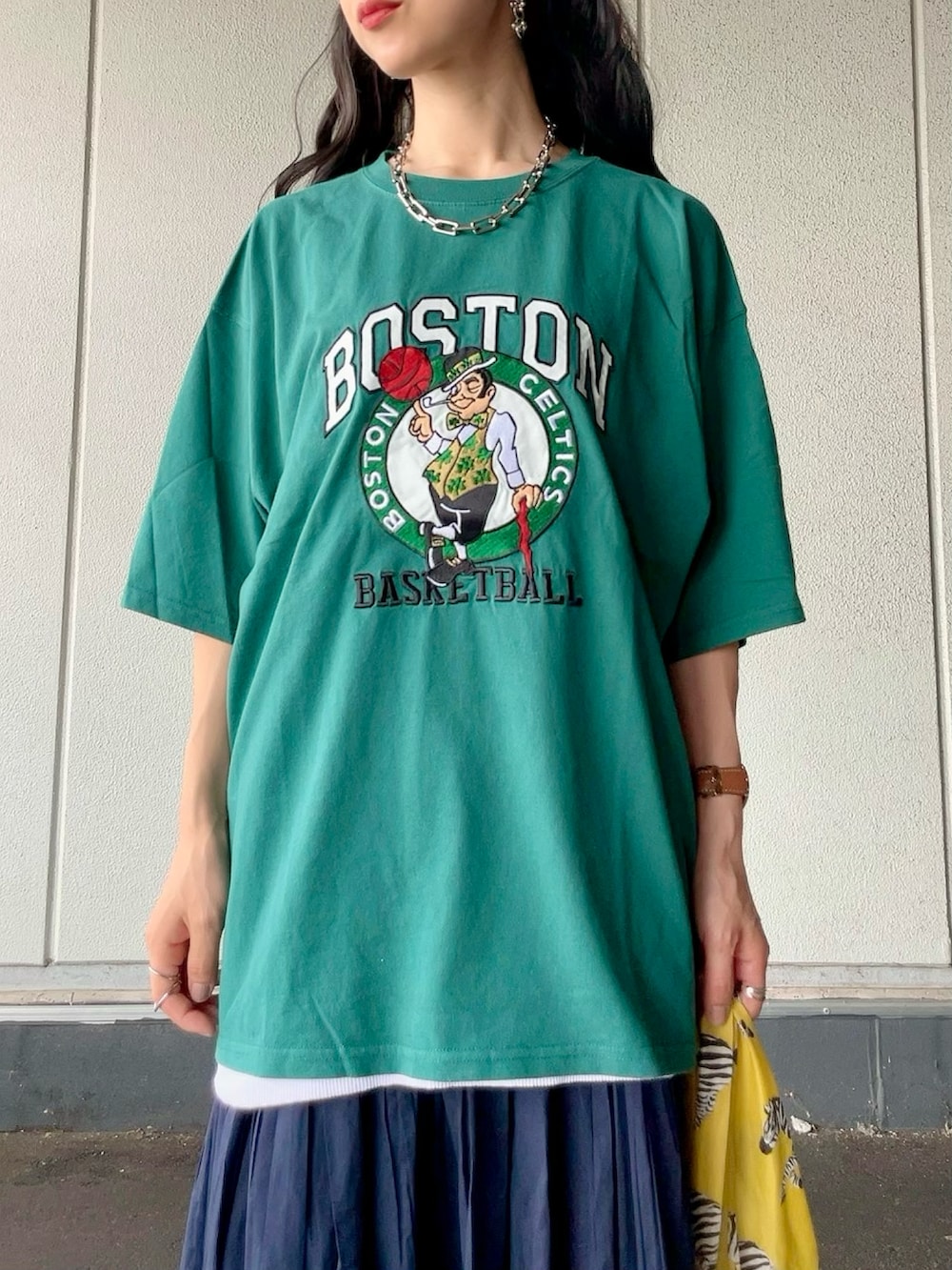 グリーン系のTシャツ/カットソー、ブルー系のスカート、イエロー系のエコバッグ/サブバッグを着用したレディースの夏コーディネートの3枚目の写真
