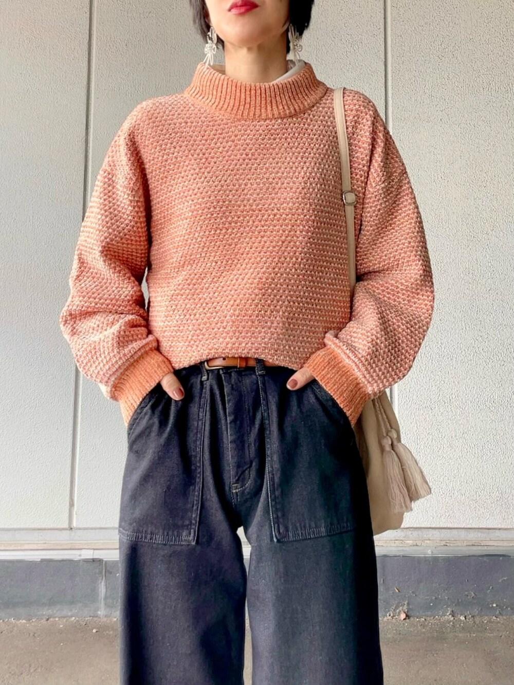 「ニット、レイヤードスタイル、デニム、レオパード、ショルダーバッグ、シャツスタイル、冬コーデ、プチプラ、お出かけコーデ、秋冬コーデ」｜「Right-onの地柄モールモックネックニット（ニット/セーター、オレンジ系）」を使った、よしださん（レディース・169cm）の秋コーディネートの5枚目の写真