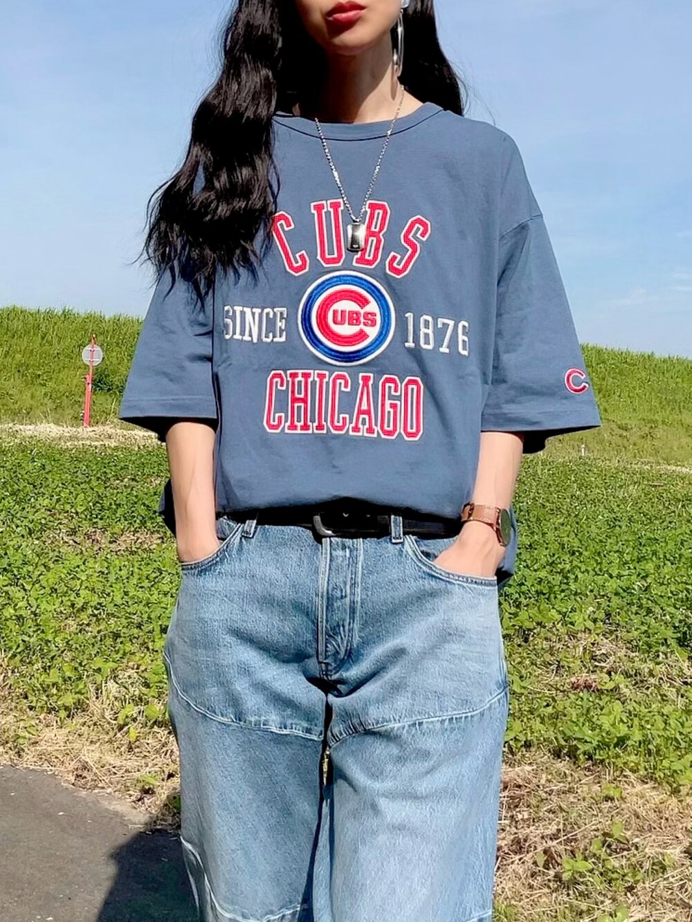 ブルー系のTシャツ/カットソー、ブルー系のデニムパンツ、ブラック系のサンダルを着用したレディースの夏コーディネートの3枚目の写真