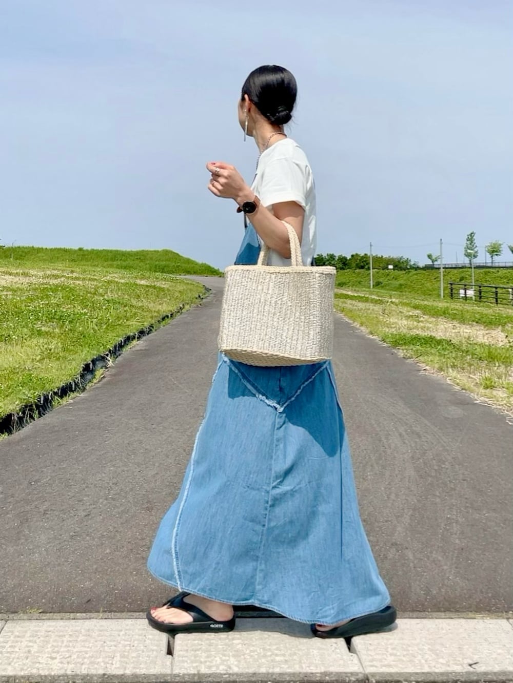 「夏だ！Tシャツ着よう！、レイヤードスタイル、夏コーデ、フェスコーデ、サンダル、デニム、フォトT、淡色コーデ、アウトドアスタイル、ワンピース」｜「Right-onのフォトプリント半袖Ｔシャツ（Tシャツ/カットソー、ホワイト系）」を使った、よしださん（レディース・169cm）の夏コーディネートの2枚目の写真