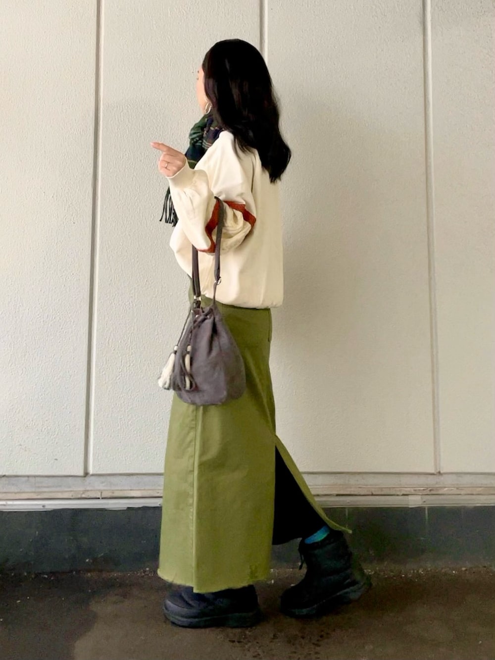 ホワイト系のスウェット、グリーン系のスカート、グレー系のショルダーバッグを着用したレディースの冬コーディネートの4枚目の写真