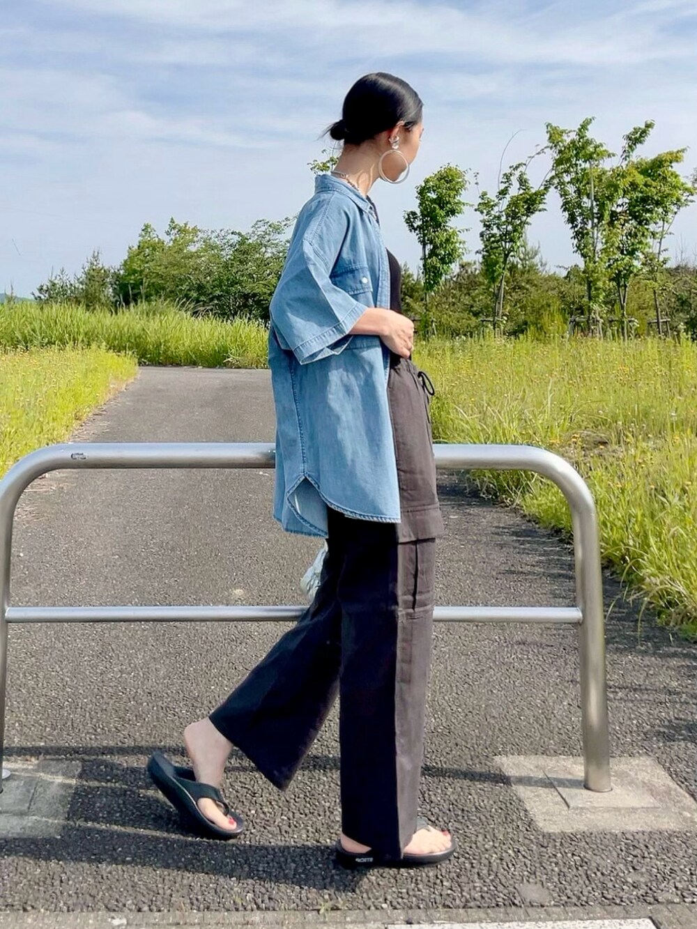 「プチプラ、夏コーデ、シャツ好き集まれ、シャツスタイル、ビッグシルエット、カーゴパンツ、サンダル、シンプルコーデ、アウトドアスタイル、お出かけコーデ、休日スタイル、デニム」|「BACK NUMBERの【BACK NUMBER】ライトオンスデニム半袖ビッグシャツ(シャツ/ブラウス、ブルー系)」を使った、よしださん(レディース・169cm)の夏コーディネートの2枚目の写真