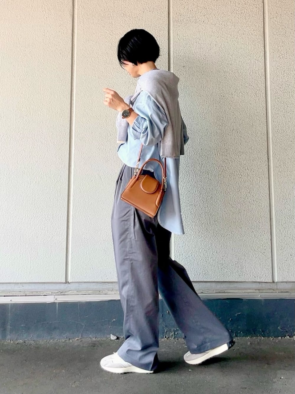 ブルー系のシャツ/ブラウス、グレー系のニット/セーター、グレー系のその他パンツを着用したレディースの秋コーディネートの2枚目の写真
