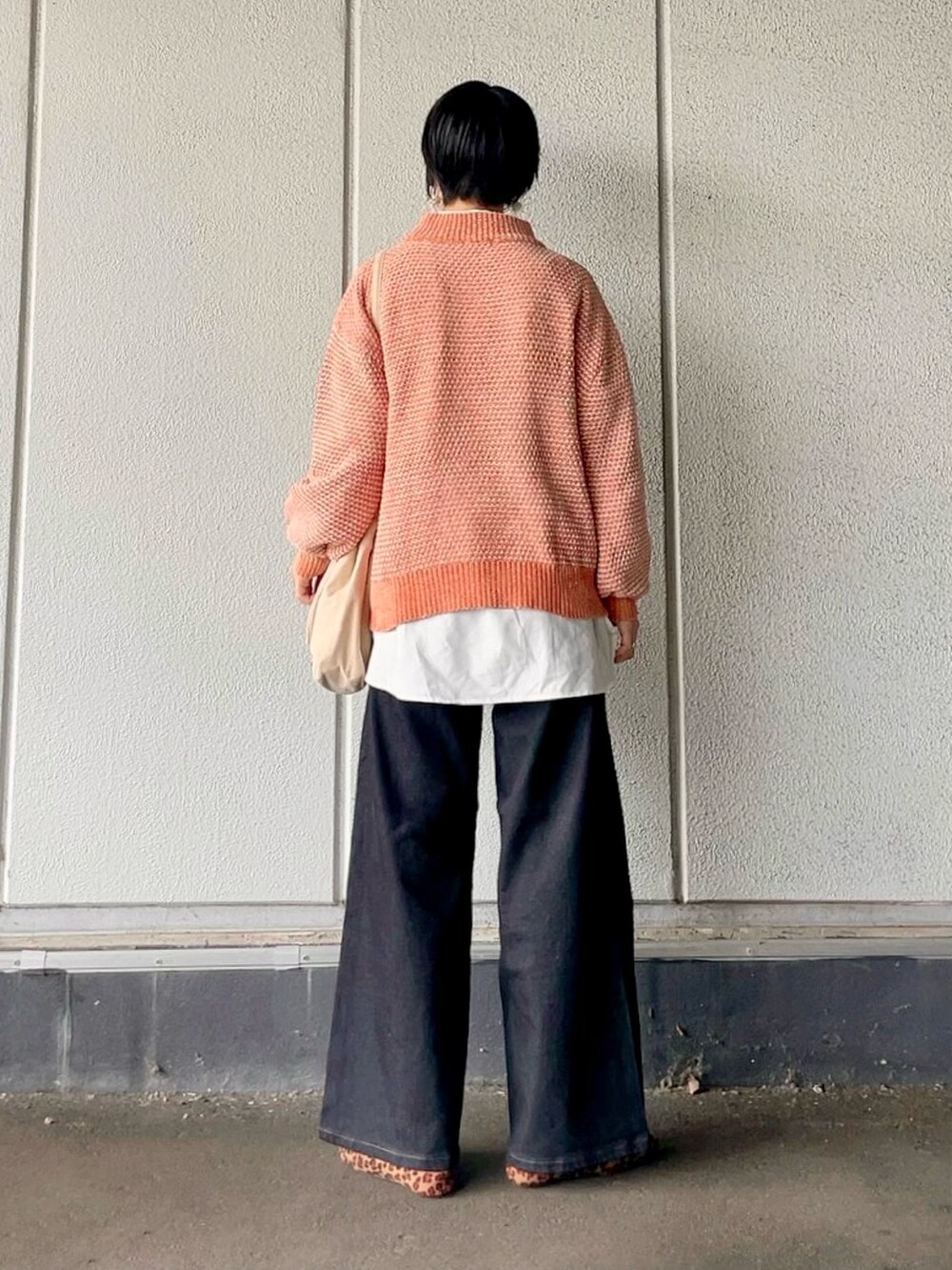 「ニット、レイヤードスタイル、デニム、レオパード、ショルダーバッグ、シャツスタイル、冬コーデ、プチプラ、お出かけコーデ、秋冬コーデ」｜「Right-onの地柄モールモックネックニット（ニット/セーター、オレンジ系）」を使った、よしださん（レディース・169cm）の秋コーディネートの3枚目の写真