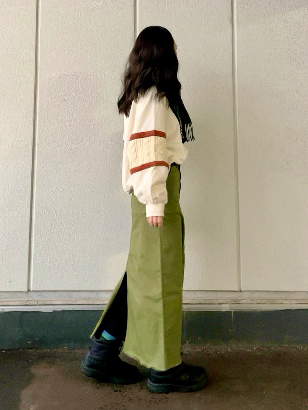 ホワイト系のスウェット、グリーン系のスカート、グレー系のショルダーバッグを着用したレディースの冬コーディネートの2枚目の写真