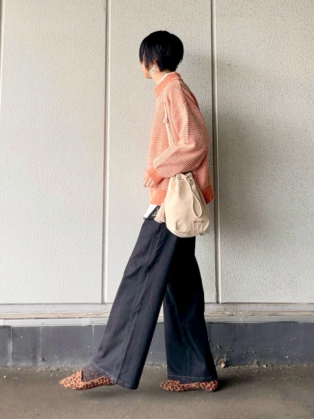 「ニット、レイヤードスタイル、デニム、レオパード、ショルダーバッグ、シャツスタイル、冬コーデ、プチプラ、お出かけコーデ、秋冬コーデ」｜「Right-onの地柄モールモックネックニット（ニット/セーター、オレンジ系）」を使った、よしださん（レディース・169cm）の秋コーディネートの4枚目の写真