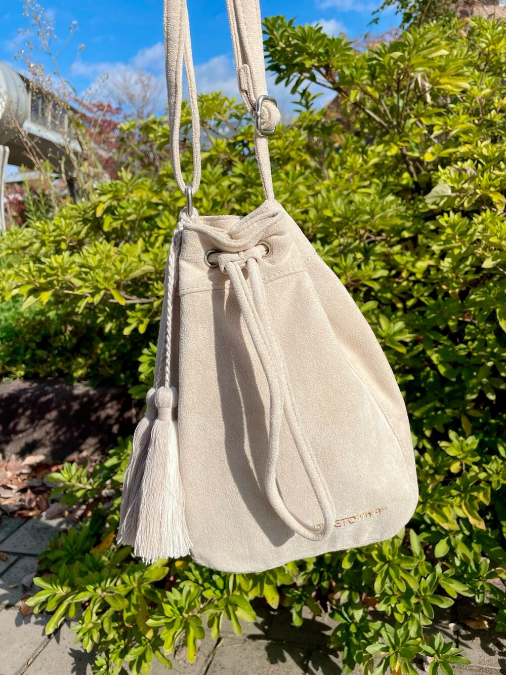 グレー系のニット/セーター、ブルー系のシャツ/ブラウス、ブラック系のデニムパンツを着用したレディースの冬コーディネートの6枚目の写真