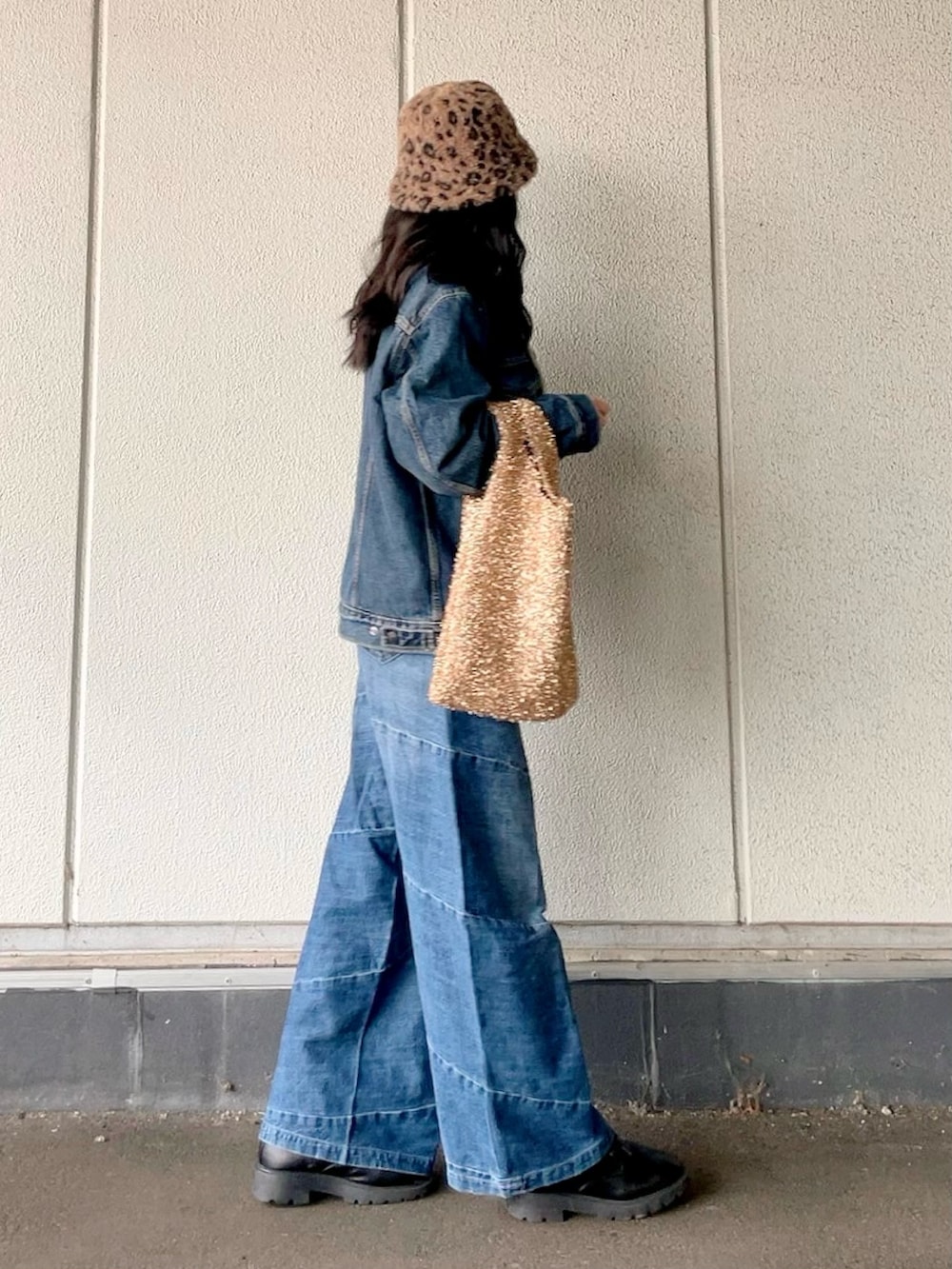 ブルー系のデニムジャケット、ブルー系のデニムパンツ、ブラック系のブーツを着用したレディースの冬コーディネートの4枚目の写真
