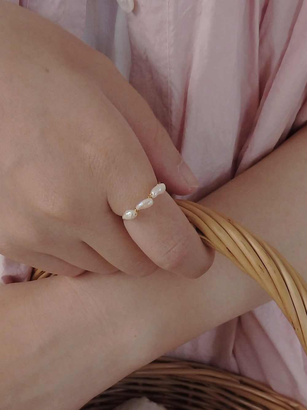 ベージュ系のかごバッグ、ピンク系のシャツ/ブラウスを着用したレディースの春コーディネートの2枚目の写真