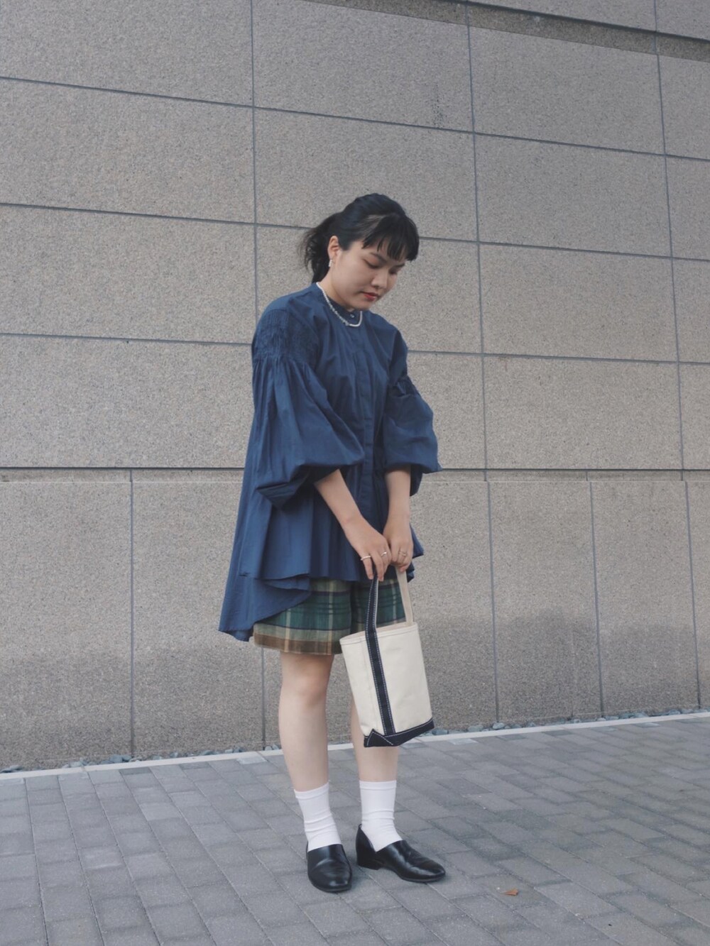 ブラック系のドレスシューズ、グレー系のシャツ/ブラウスを着用したレディースの秋コーディネートの3枚目の写真