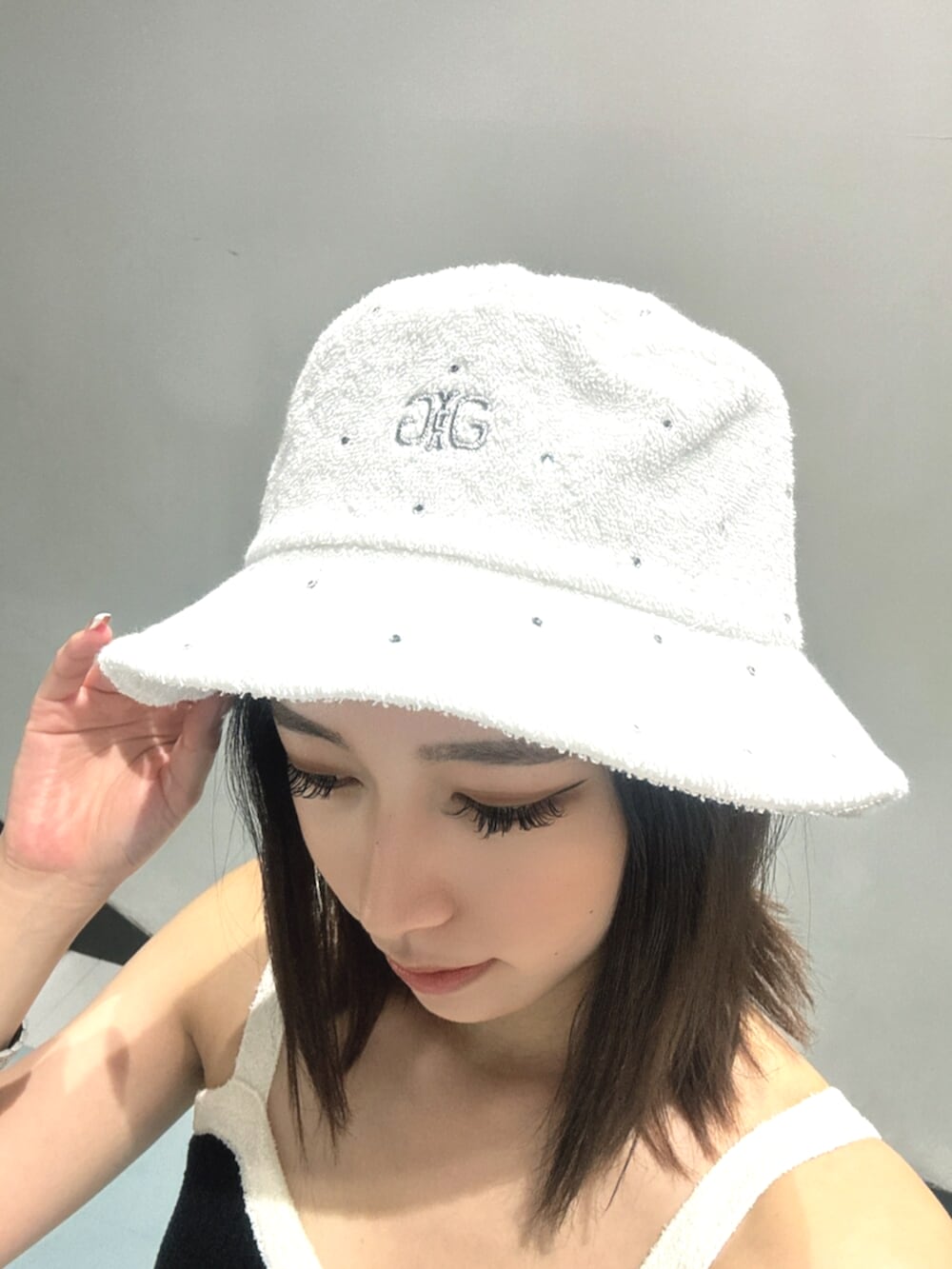 ブラック系のサンダル、ブラック系のキャミソール、ブラック系のスカートを着用したレディースの夏コーディネートの5枚目の写真