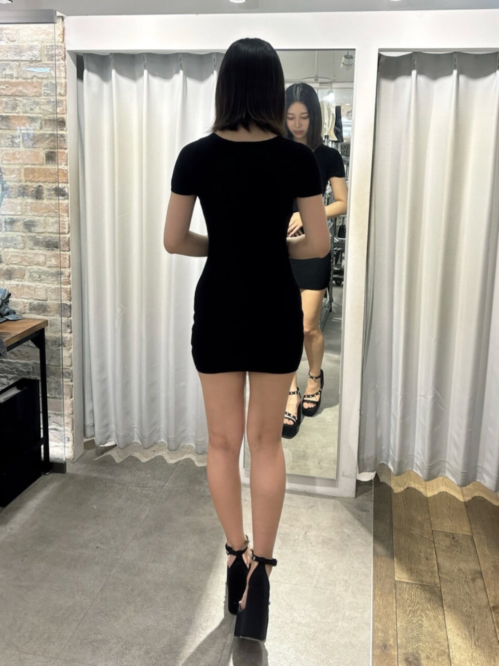 ブラック系のワンピース、ブラック系のサンダルを着用したレディースの夏コーディネートの3枚目の写真