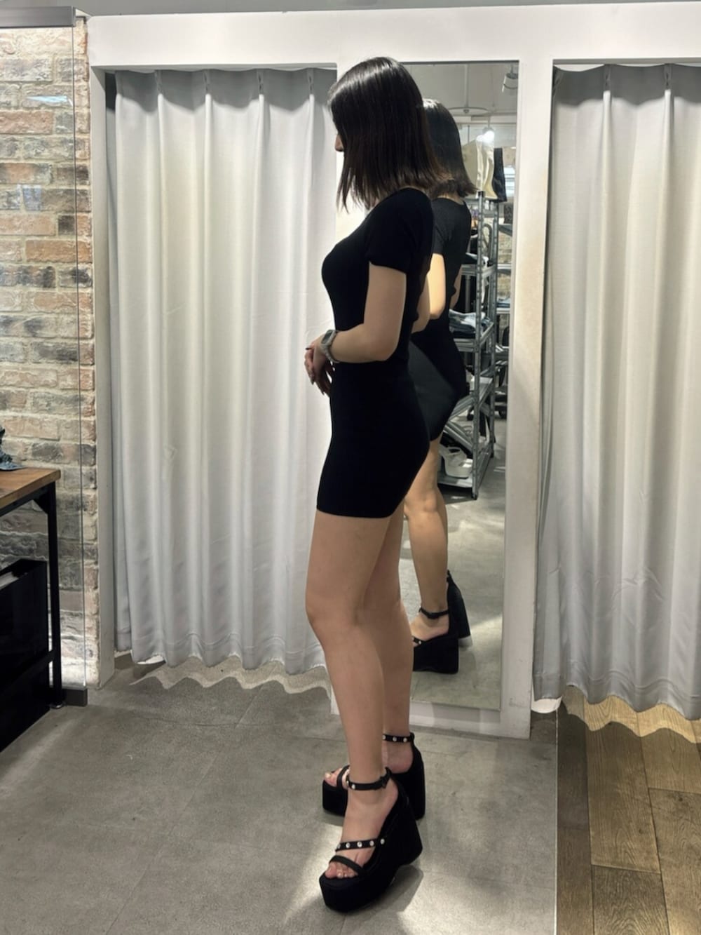 ブラック系のワンピース、ブラック系のサンダルを着用したレディースの夏コーディネートの2枚目の写真